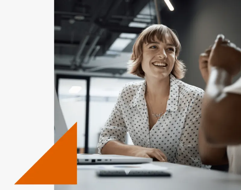 Traductrice professionnelle en pleine révision de documents techniques